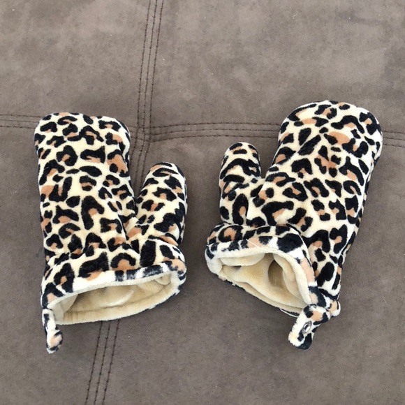 Other - ❄️ Baby leopard gloves ❄️
